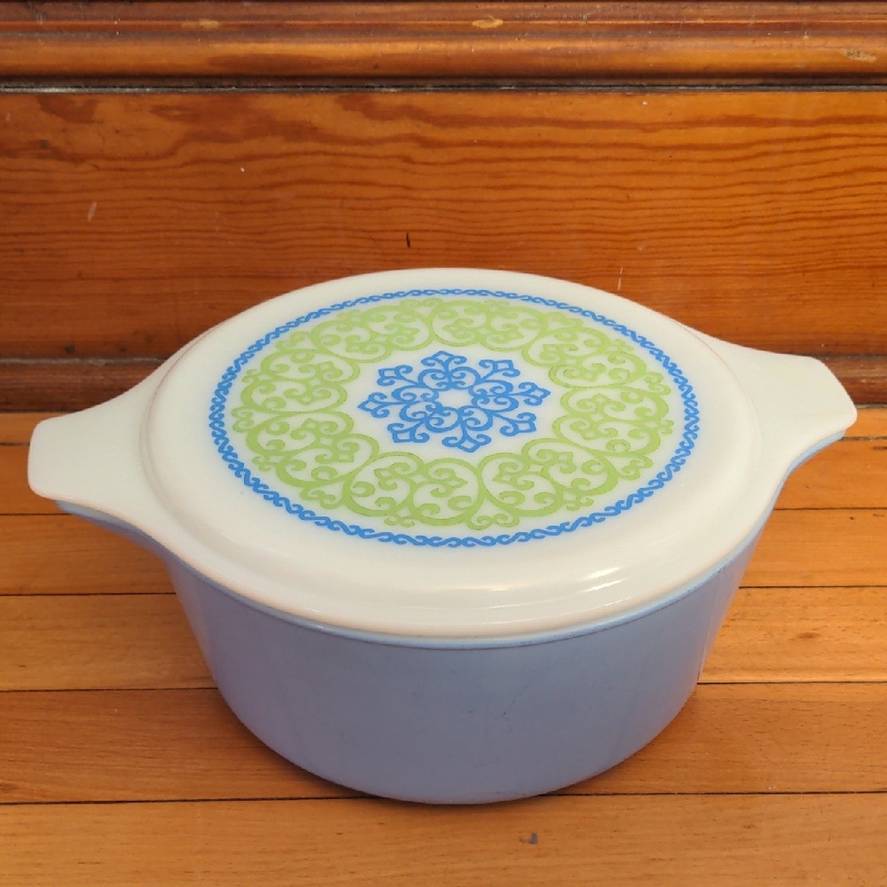 PYREX "OCEAN FILIGREE" 2.5QT CASSEROLE WITH LID Blue green White